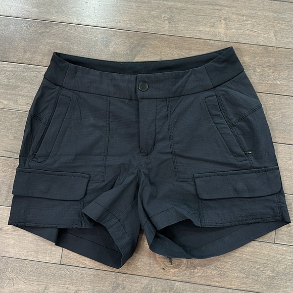 Athleta Trekkie Cargo Short 4" Black - Picture 2 of 5